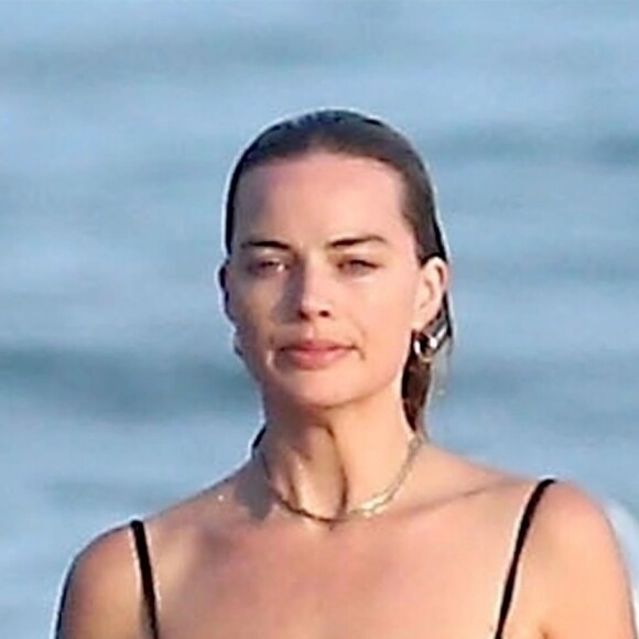 Exclusif - Margot Robbie bombesque en maillot noir une pièce sur une plage au Costa Rica le 18 juillet 2018.