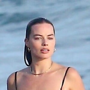 Exclusif - Margot Robbie bombesque en maillot noir une pièce sur une plage au Costa Rica le 18 juillet 2018.
