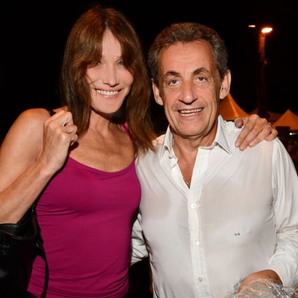 Exclusif - Carla Bruni-Sarkozy pose avec son mari Nicolas Sarkozy après son concert lors du 58ème festival "Jazz à Juan" à Juan-les-Pins le 17 juillet 2018. © Bruno Bebert/Bestimage