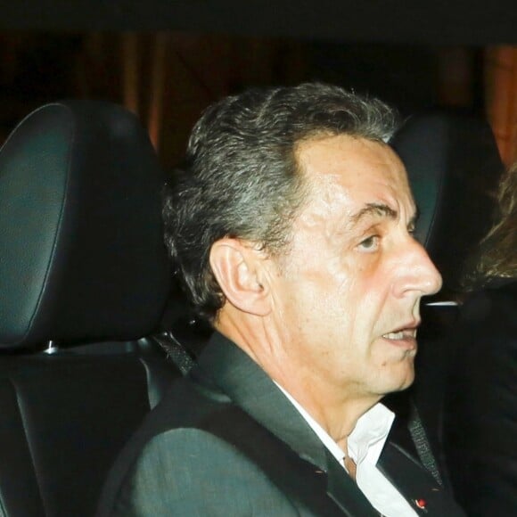 Carla Bruni-Sarkozy quitte son hôtel pour arriver à son concert "French Touch" au théâtre Pallas avec son mari Nicolas Sarkozy à Athènes, Grèce, le 23 octobre 2017.