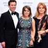 La princesse Eugenie d'York avec son compagnon Jack Brooksbank et sa mère Sarah Ferguson en mai 2017 lors d'un gala caritatif. La princesse Eugenie et Jack se sont fiancés en janvier 2018 au Nicaragua et leur mariage sera célébré à Windsor à l'automne 2018, a révélé Buckingham Palace le 22 janvier 2018.