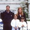 Le prince Andrew et Sarah Ferguson, duchesse d'York, avec leurs filles la princesse Beatrice et la princesse Eugenie d'York, été 1998 au golf de Wentworth.