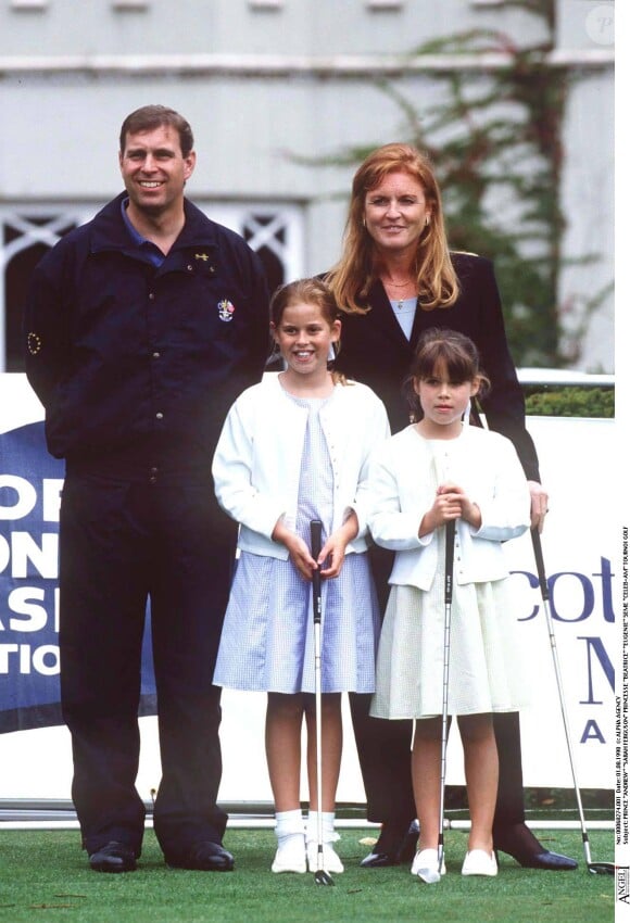 Le prince Andrew et Sarah Ferguson, duchesse d'York, avec leurs filles la princesse Beatrice et la princesse Eugenie d'York, été 1998 au golf de Wentworth.