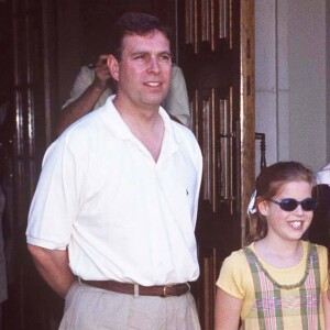 Le prince Andrew et Sarah Ferguson, duchesse d'York, avec leurs filles la princesse Beatrice et la princesse Eugenie d'York, en juillet 1998 dans le Surrey.
