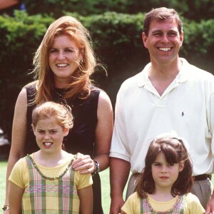 Le prince Andrew et Sarah Ferguson, duchesse d'York, avec leurs filles la princesse Beatrice et la princesse Eugenie d'York, en juillet 1998 dans le Surrey.