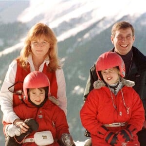 Le prince Andrew et Sarah Ferguson, duchesse d'York, avec leurs filles la princesse Beatrice et la princesse Eugenie d'York à Verbier en février 1997.