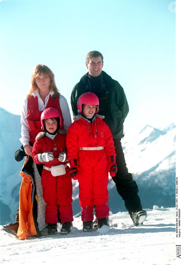 Le prince Andrew et Sarah Ferguson, duchesse d'York, avec leurs filles la princesse Beatrice et la princesse Eugenie d'York à Verbier en février 1997.
