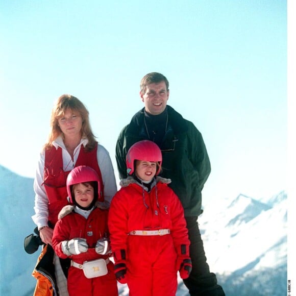 Le prince Andrew et Sarah Ferguson, duchesse d'York, avec leurs filles la princesse Beatrice et la princesse Eugenie d'York à Verbier en février 1997.