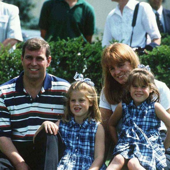 Le prince Andrew et Sarah Ferguson, duchesse d'York, avec leurs filles la princesse Beatrice et la princesse Eugenie d'York en août 1996.