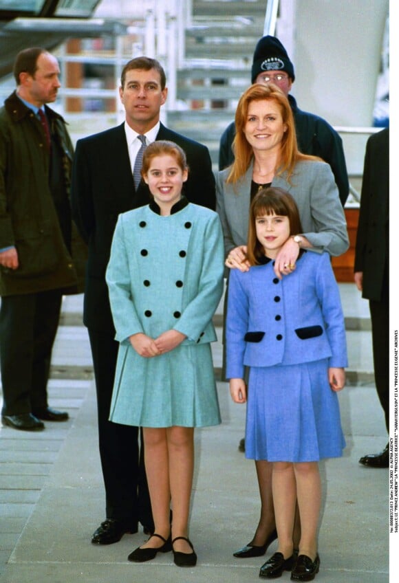 Le prince Andrew et Sarah Ferguson, duchesse d'York, avec leurs filles la princesse Beatrice et la princesse Eugenie d'York en mai 2002.