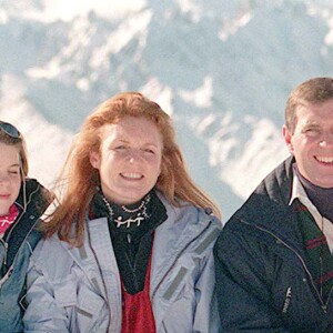 Le prince Andrew et Sarah Ferguson, duchesse d'York, avec leurs filles la princesse Beatrice et la princesse Eugenie d'York en février 2001 à Verbier.