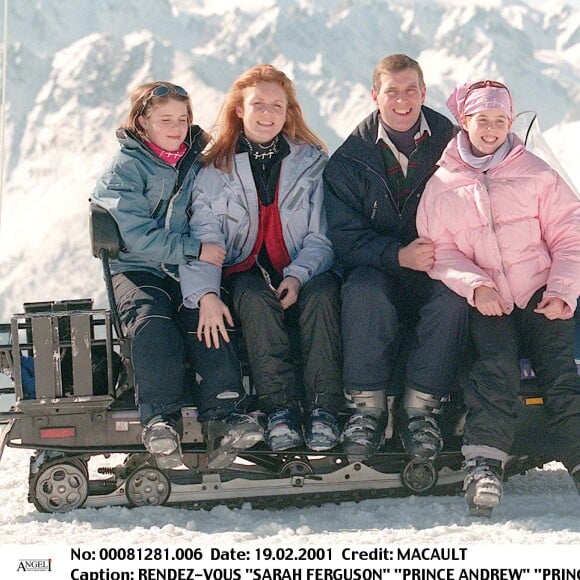 Le prince Andrew et Sarah Ferguson, duchesse d'York, avec leurs filles la princesse Beatrice et la princesse Eugenie d'York en février 2001 à Verbier.