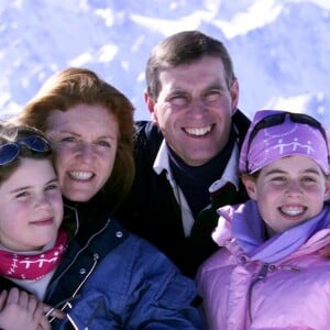 Le prince Andrew et Sarah Ferguson, duchesse d'York, avec leurs filles la princesse Eugenie et la princesse Beatrice d'York en février 2001 à Verbier.