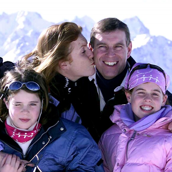 Le prince Andrew et Sarah Ferguson, duchesse d'York, avec leurs filles la princesse Eugenie et la princesse Beatrice d'York en février 2001 à Verbier.