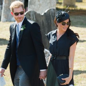 Le prince Harry, duc de Sussex, et Meghan Markle, duchesse de Sussex, au mariage de Charlie Van Straubanzee et Daisy Jenks en l'église Saint-Marie-La-Vierge à Frensham, le 4 août 2018.