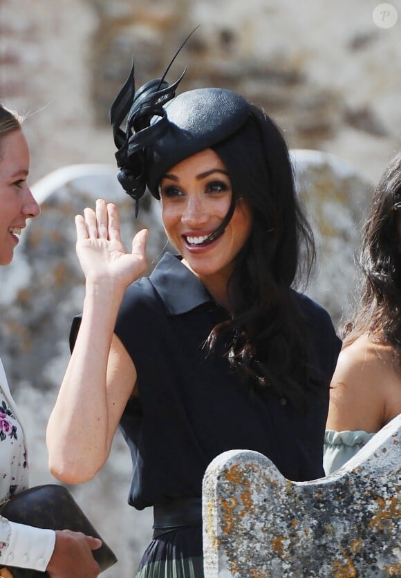 Le prince Harry, duc de Sussex, et Meghan Markle, duchesse de Sussex, au mariage de Charlie Van Straubanzee et Daisy Jenks en l'église Saint-Marie-La-Vierge à Frensham, le 4 août 2018.
