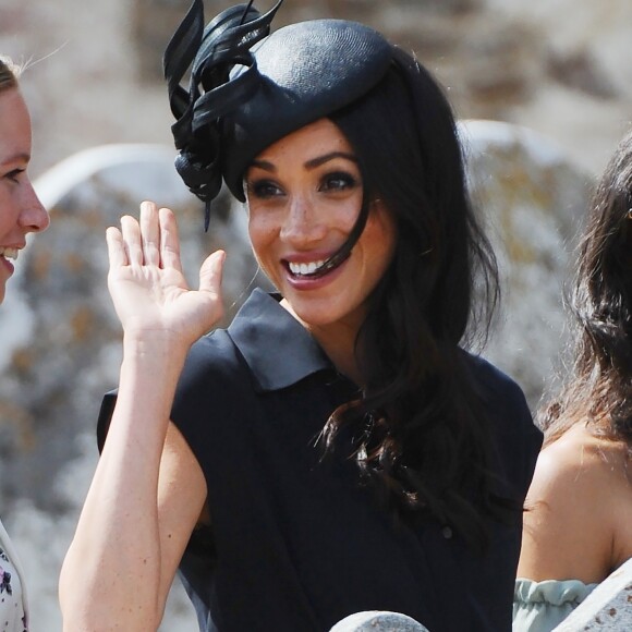 Le prince Harry, duc de Sussex, et Meghan Markle, duchesse de Sussex, au mariage de Charlie Van Straubanzee et Daisy Jenks en l'église Saint-Marie-La-Vierge à Frensham, le 4 août 2018.