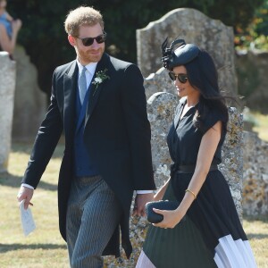 Le prince Harry, duc de Sussex, et Meghan Markle, duchesse de Sussex, au mariage de Charlie Van Straubanzee et Daisy Jenks en l'église Saint-Marie-La-Vierge à Frensham, le 4 août 2018.