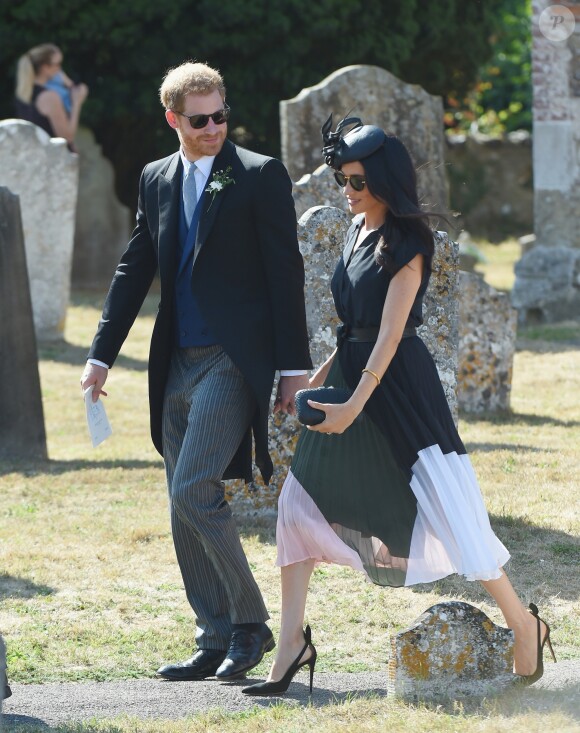 Le prince Harry, duc de Sussex, et Meghan Markle, duchesse de Sussex, au mariage de Charlie Van Straubanzee et Daisy Jenks en l'église Saint-Marie-La-Vierge à Frensham, le 4 août 2018.