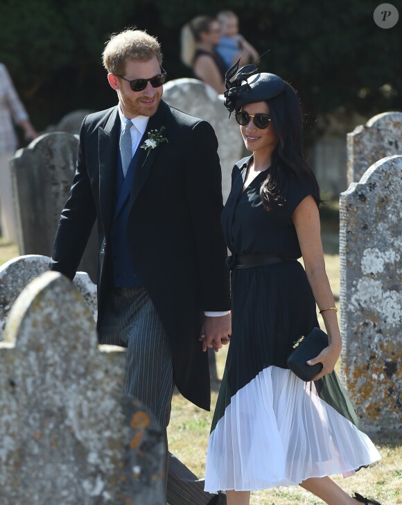 Le prince Harry, duc de Sussex, et Meghan Markle, duchesse de Sussex, au mariage de Charlie Van Straubanzee et Daisy Jenks en l'église Saint-Marie-La-Vierge à Frensham, le 4 août 2018.