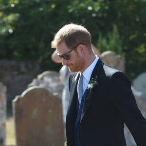 Le prince Harry, duc de Sussex, et Meghan Markle, duchesse de Sussex, au mariage de Charlie Van Straubanzee et Daisy Jenks en l'église Saint-Marie-La-Vierge à Frensham, le 4 août 2018.