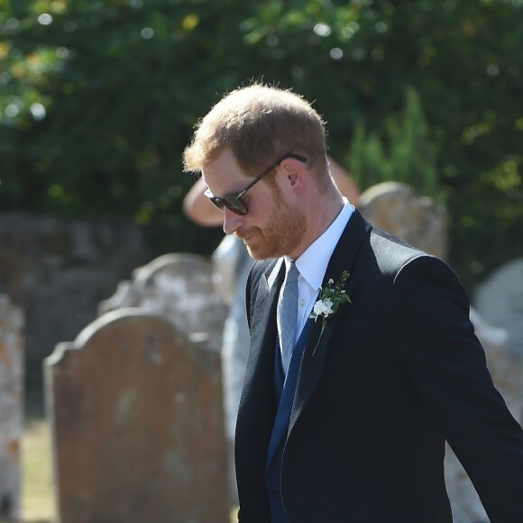 Le prince Harry, duc de Sussex, et Meghan Markle, duchesse de Sussex, au mariage de Charlie Van Straubanzee et Daisy Jenks en l'église Saint-Marie-La-Vierge à Frensham, le 4 août 2018.