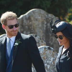 Le prince Harry, duc de Sussex, et Meghan Markle, duchesse de Sussex, au mariage de Charlie Van Straubanzee et Daisy Jenks en l'église Saint-Marie-La-Vierge à Frensham, le 4 août 2018.