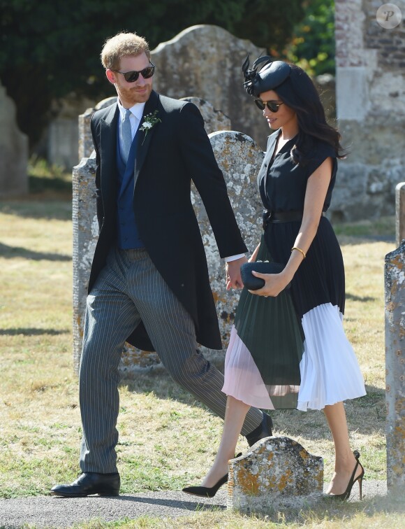 Le prince Harry, duc de Sussex, et Meghan Markle, duchesse de Sussex, au mariage de Charlie Van Straubanzee et Daisy Jenks en l'église Saint-Marie-La-Vierge à Frensham, le 4 août 2018.