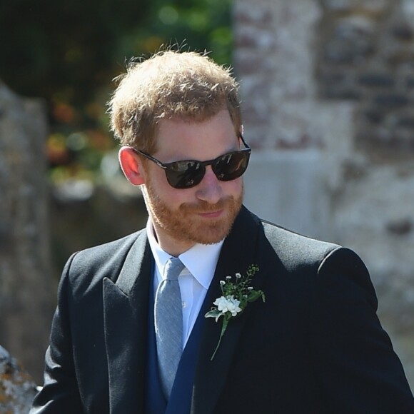 Le prince Harry, duc de Sussex, et Meghan Markle, duchesse de Sussex, au mariage de Charlie Van Straubanzee et Daisy Jenks en l'église Saint-Marie-La-Vierge à Frensham, le 4 août 2018.