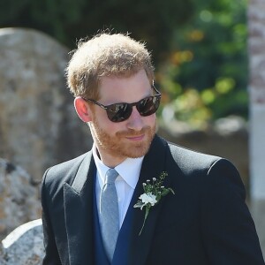 Le prince Harry, duc de Sussex, et Meghan Markle, duchesse de Sussex, au mariage de Charlie Van Straubanzee et Daisy Jenks en l'église Saint-Marie-La-Vierge à Frensham, le 4 août 2018.