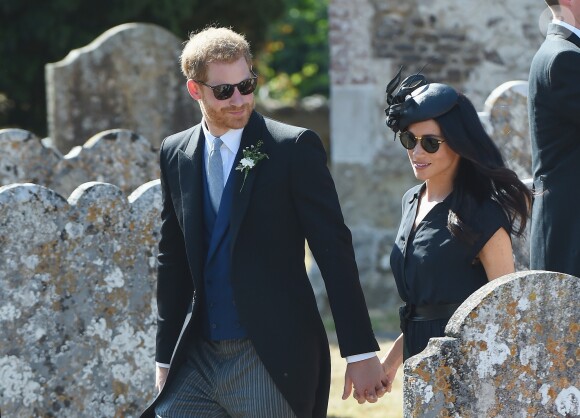Le prince Harry, duc de Sussex, et Meghan Markle, duchesse de Sussex, au mariage de Charlie Van Straubanzee et Daisy Jenks en l'église Saint-Marie-La-Vierge à Frensham, le 4 août 2018.
