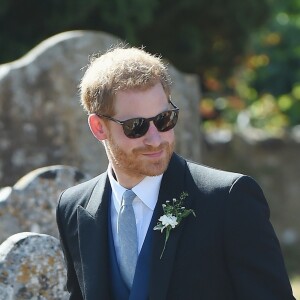 Le prince Harry, duc de Sussex, et Meghan Markle, duchesse de Sussex, au mariage de Charlie Van Straubanzee et Daisy Jenks en l'église Saint-Marie-La-Vierge à Frensham, le 4 août 2018.