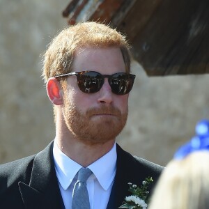 Le prince Harry, duc de Sussex, et Meghan Markle, duchesse de Sussex, au mariage de Charlie Van Straubanzee et Daisy Jenks en l'église Saint-Marie-La-Vierge à Frensham, le 4 août 2018.