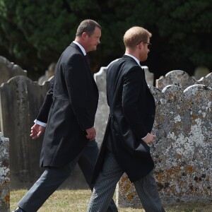 Le prince Harry, duc de Sussex, et Meghan Markle, duchesse de Sussex, au mariage de Charlie Van Straubanzee et Daisy Jenks en l'église Saint-Marie-La-Vierge à Frensham, le 4 août 2018.