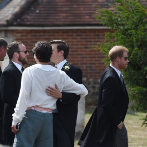 Le prince Harry, duc de Sussex, et Meghan Markle, duchesse de Sussex, au mariage de Charlie Van Straubanzee et Daisy Jenks en l'église Saint-Marie-La-Vierge à Frensham, le 4 août 2018.