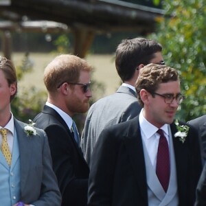 Le prince Harry, duc de Sussex, et Meghan Markle, duchesse de Sussex, au mariage de Charlie Van Straubanzee et Daisy Jenks en l'église Saint-Marie-La-Vierge à Frensham, le 4 août 2018.