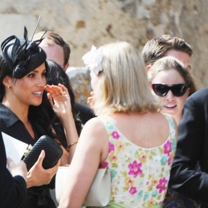 Le prince Harry, duc de Sussex, et Meghan Markle, duchesse de Sussex, au mariage de Charlie Van Straubanzee et Daisy Jenks en l'église Saint-Marie-La-Vierge à Frensham, le 4 août 2018.