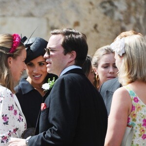 Le prince Harry, duc de Sussex, et Meghan Markle, duchesse de Sussex, au mariage de Charlie Van Straubanzee et Daisy Jenks en l'église Saint-Marie-La-Vierge à Frensham, le 4 août 2018.