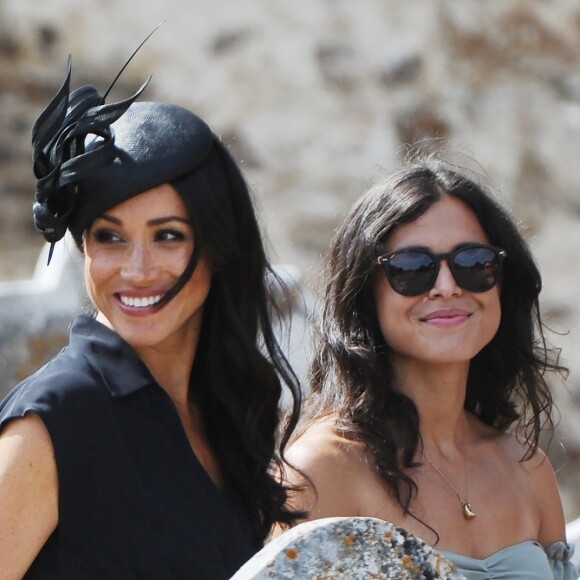 Le prince Harry, duc de Sussex, et Meghan Markle, duchesse de Sussex, au mariage de Charlie Van Straubanzee et Daisy Jenks en l'église Saint-Marie-La-Vierge à Frensham, le 4 août 2018.