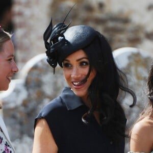 Le prince Harry, duc de Sussex, et Meghan Markle, duchesse de Sussex, au mariage de Charlie Van Straubanzee et Daisy Jenks en l'église Saint-Marie-La-Vierge à Frensham, le 4 août 2018.