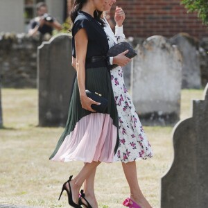 Le prince Harry, duc de Sussex, et Meghan Markle, duchesse de Sussex, au mariage de Charlie Van Straubanzee et Daisy Jenks en l'église Saint-Marie-La-Vierge à Frensham, le 4 août 2018.