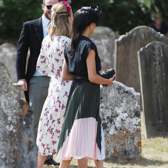 Le prince Harry, duc de Sussex, et Meghan Markle, duchesse de Sussex, au mariage de Charlie Van Straubanzee et Daisy Jenks en l'église Saint-Marie-La-Vierge à Frensham, le 4 août 2018.