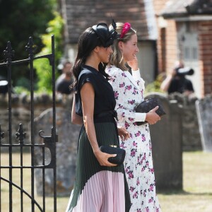 Le prince Harry, duc de Sussex, et Meghan Markle, duchesse de Sussex, au mariage de Charlie Van Straubanzee et Daisy Jenks en l'église Saint-Marie-La-Vierge à Frensham, le 4 août 2018.