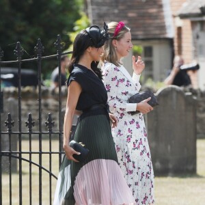 Le prince Harry, duc de Sussex, et Meghan Markle, duchesse de Sussex, au mariage de Charlie Van Straubanzee et Daisy Jenks en l'église Saint-Marie-La-Vierge à Frensham, le 4 août 2018.