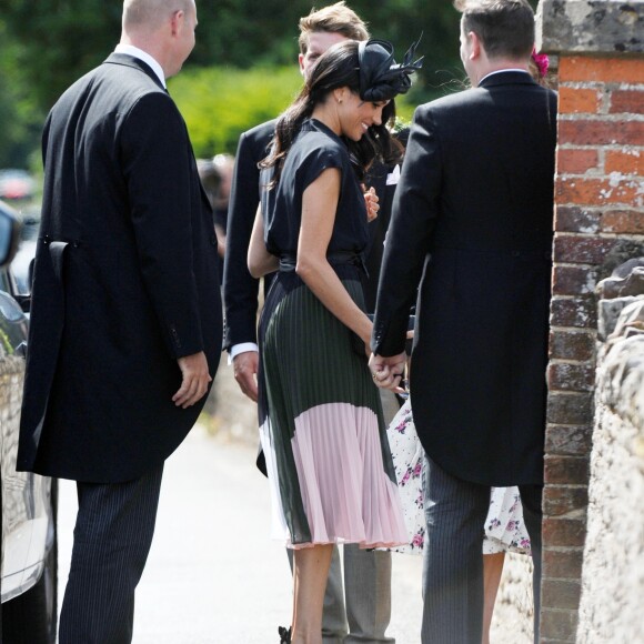 Le prince Harry, duc de Sussex, et Meghan Markle, duchesse de Sussex, au mariage de Charlie Van Straubanzee et Daisy Jenks en l'église Saint-Marie-La-Vierge à Frensham, le 4 août 2018.