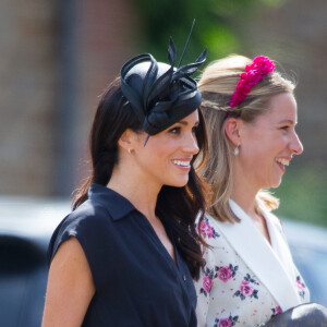 Le prince Harry, duc de Sussex, et Meghan Markle, duchesse de Sussex, au mariage de Charlie Van Straubanzee et Daisy Jenks en l'église Saint-Marie-La-Vierge à Frensham, le 4 août 2018.