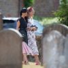 Le prince Harry, duc de Sussex, et Meghan Markle, duchesse de Sussex, au mariage de Charlie Van Straubanzee et Daisy Jenks en l'église Saint-Marie-La-Vierge à Frensham, le 4 août 2018.