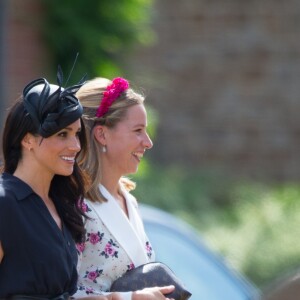 Le prince Harry, duc de Sussex, et Meghan Markle, duchesse de Sussex, au mariage de Charlie Van Straubanzee et Daisy Jenks en l'église Saint-Marie-La-Vierge à Frensham, le 4 août 2018.