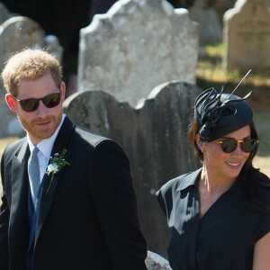 Le prince Harry, duc de Sussex, et Meghan Markle, duchesse de Sussex, au mariage de Charlie Van Straubanzee et Daisy Jenks en l'église Saint-Marie-La-Vierge à Frensham, le 4 août 2018.