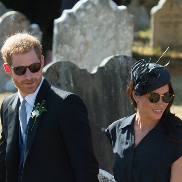 Le prince Harry, duc de Sussex, et Meghan Markle, duchesse de Sussex, au mariage de Charlie Van Straubanzee et Daisy Jenks en l'église Saint-Marie-La-Vierge à Frensham, le 4 août 2018.